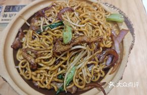 Scallion Stir-fried Yellow Beef Baked Noodles