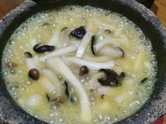 石锅小煮鲜杂菌-敏珠拉姆藏餐·南京厨房(富春江东街店)