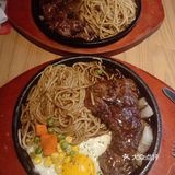 在国泰里面 这边奶茶店非常多，交通便利