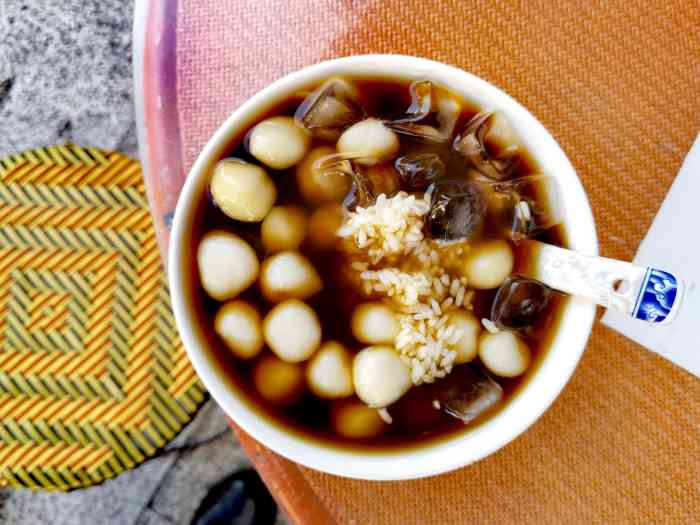 打分 小小店,红糖水醪糟的实心冰汤圆,符合长三角和西北中原的口味