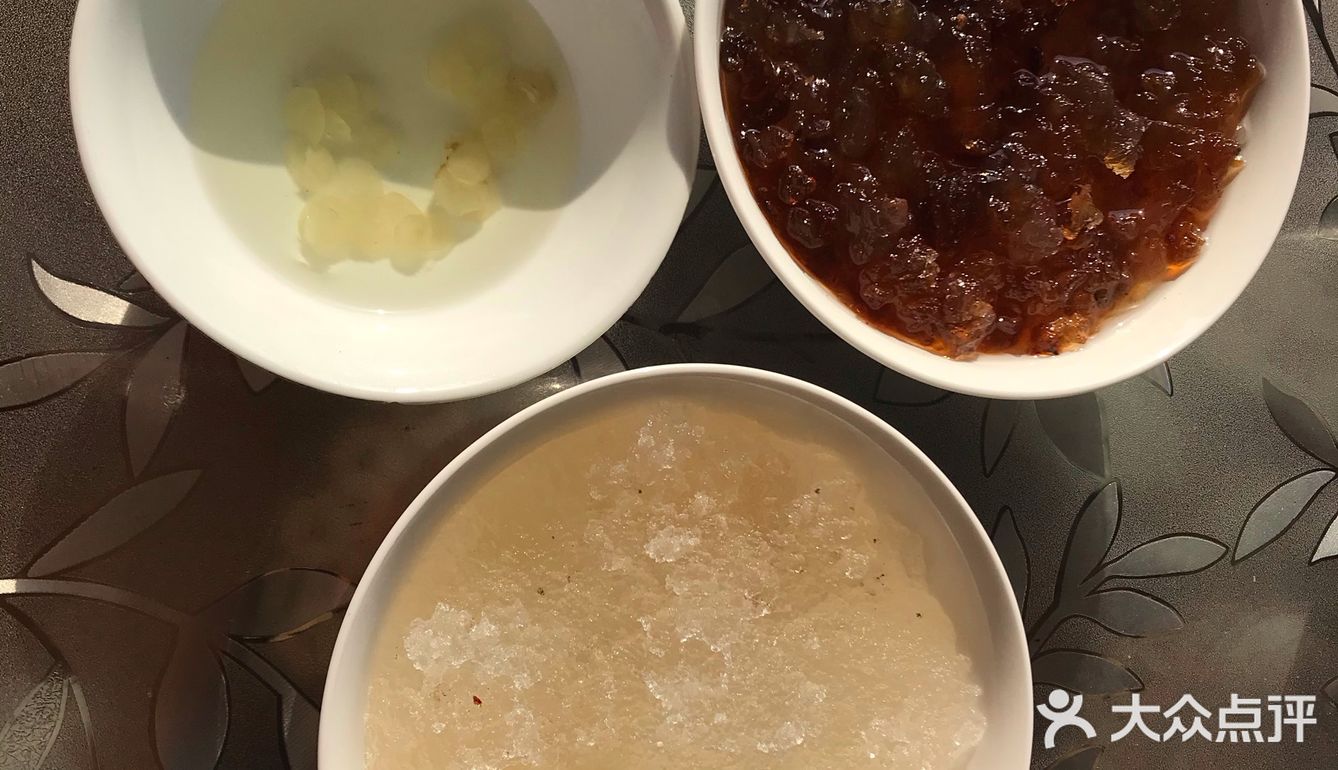 首先桃胶皂角米先烧 半个小时