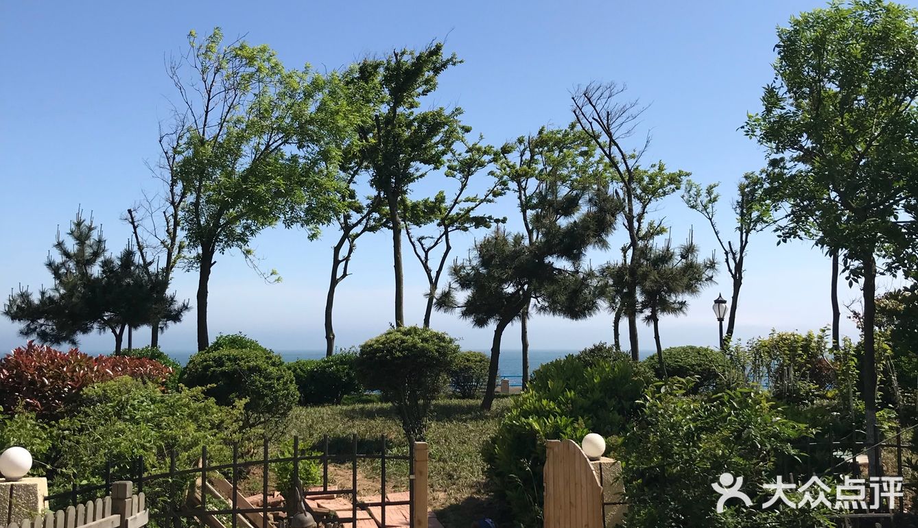 不知不觉店内陆续进来几桌客人，建议从海边散步到店