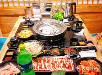 噔噔探店炭盆上滚动的烤肉，滋滋滋响~