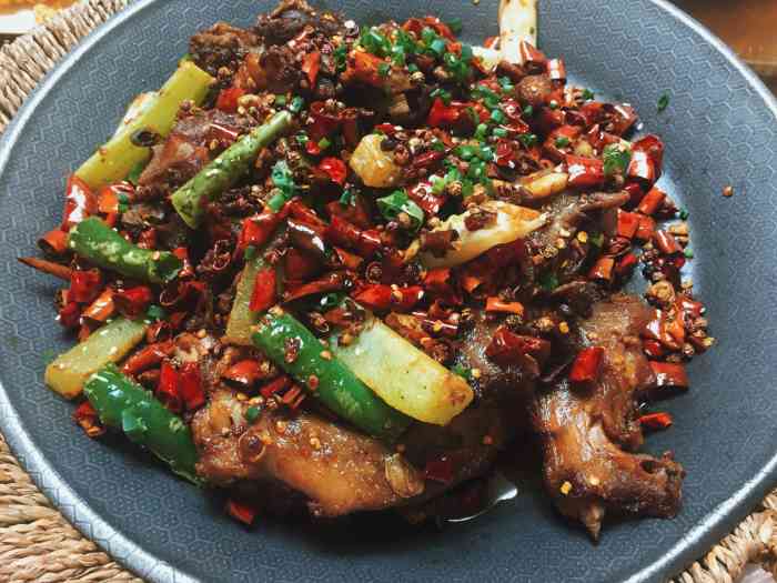 鸡毛店(徐东店)-"很大的一家店,一进去各种菜品都有展示台,.