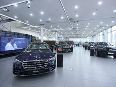 一楼展厅东侧-奔驰利星行(北京花乡店)