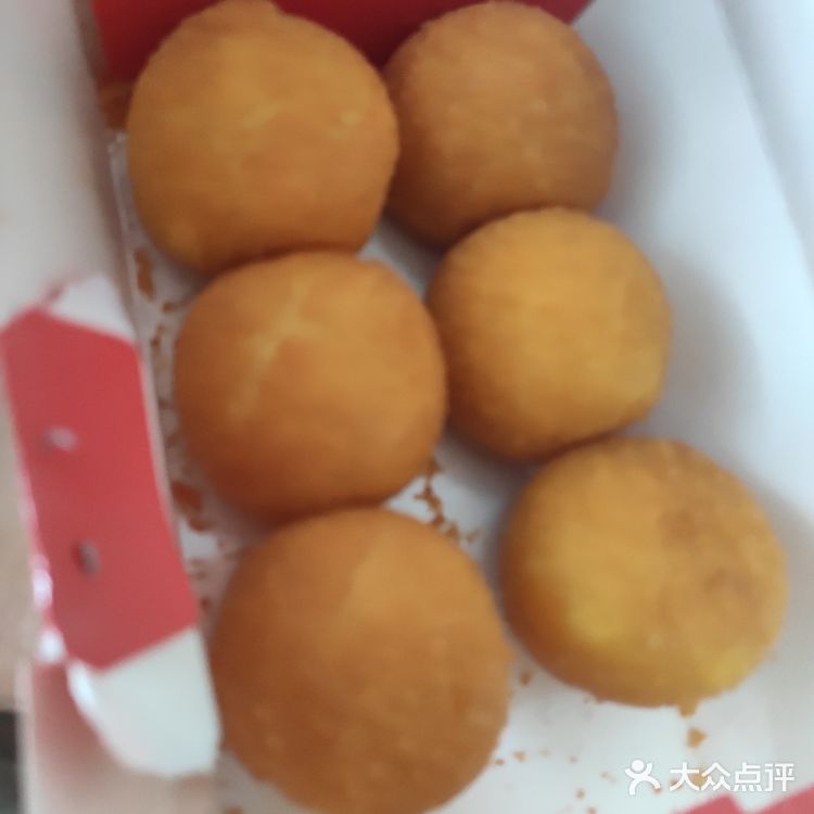 里面是紫色的芋泥，吃起来口感还是非常不错的