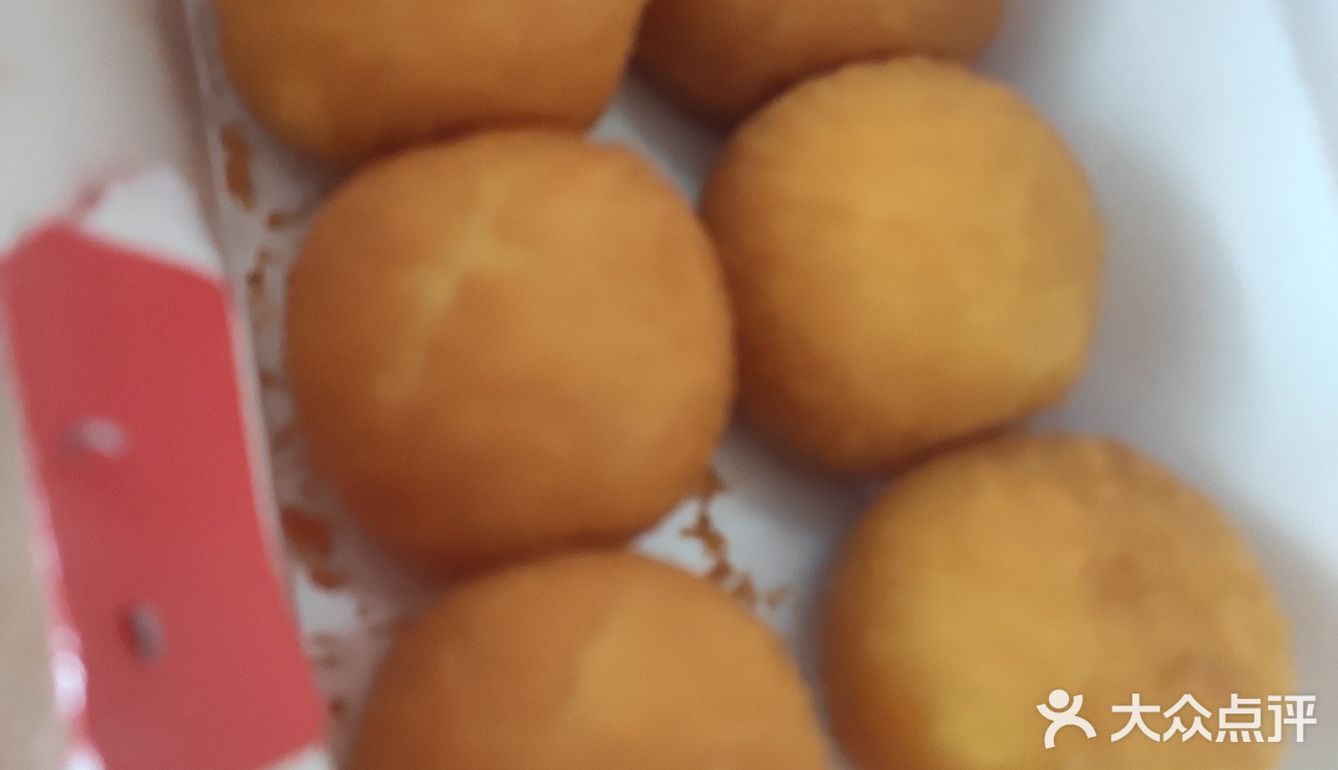 里面是紫色的芋泥，吃起来口感还是非常不错的