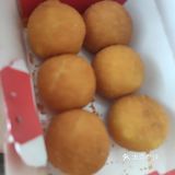 里面是紫色的芋泥，吃起来口感还是非常不错的