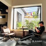 躲在角落的小窃喜