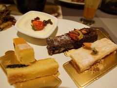前：芝士蛋糕、杏仁派；后：草莓布丁、草莓巧克力蛋糕-城市名人酒店喝彩西餐厅(人民南路店)