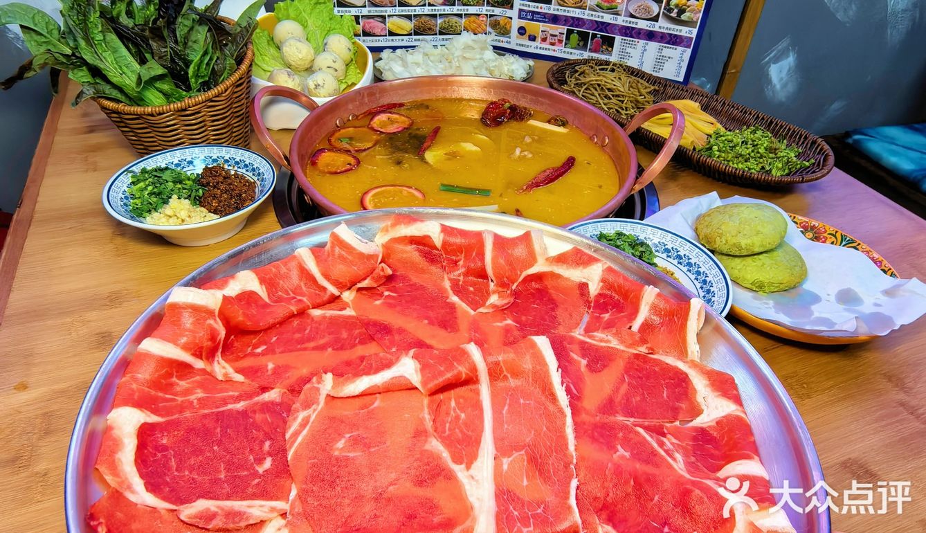 红河哈尼米线爽滑劲道，吸饱了火锅的汤汁，滋味十足