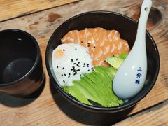 牛油果三文鱼盖饭-鸟鸣门屋台料理(金帝银泰店)
