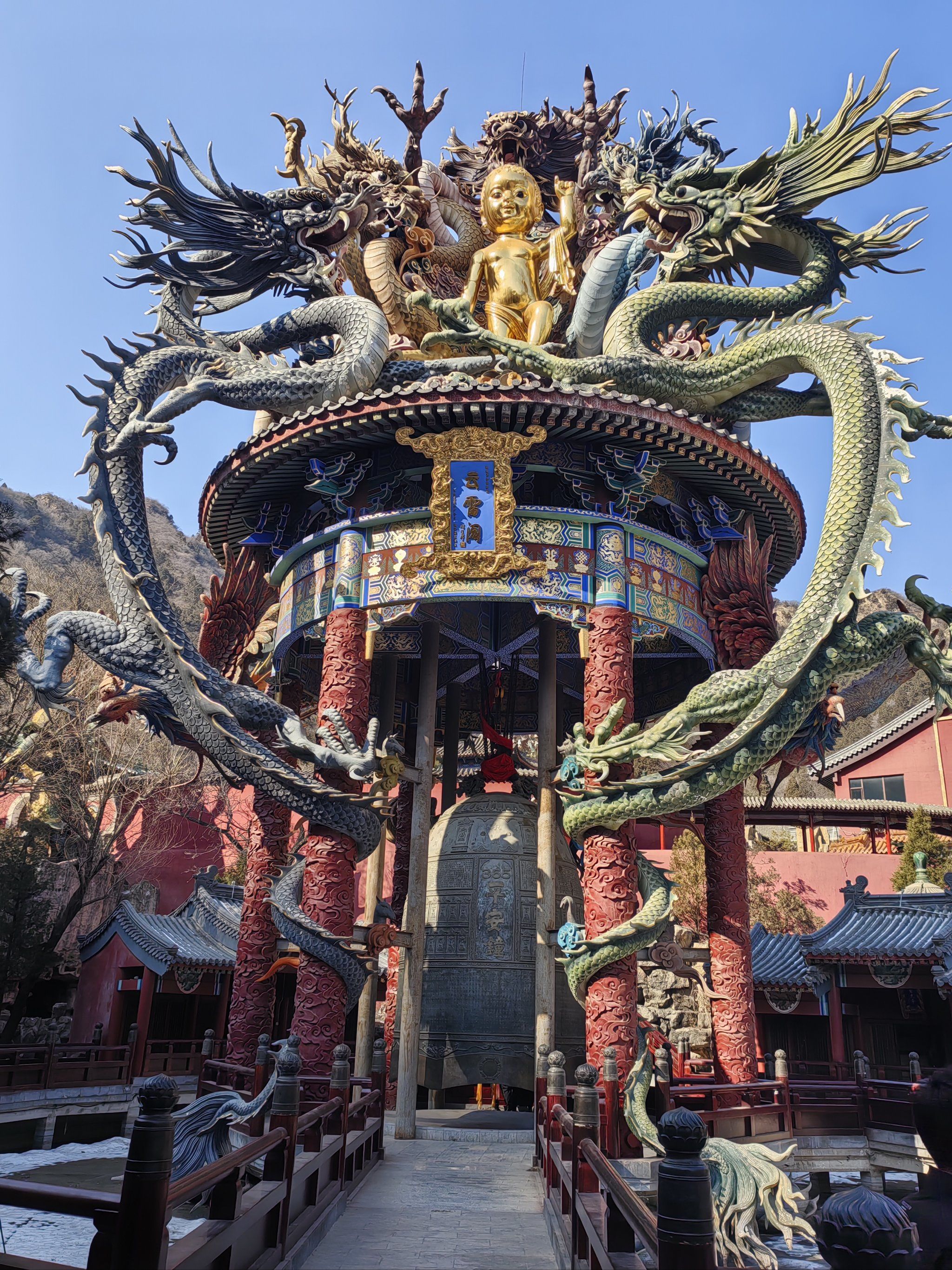 白瀑寺位于北京市门头沟区田庄办事处淤白村