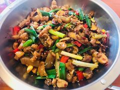 -泡山椒干锅肥肠鸡