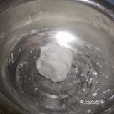 利用家里的糯米粉来做一个简单的小丸子吧！