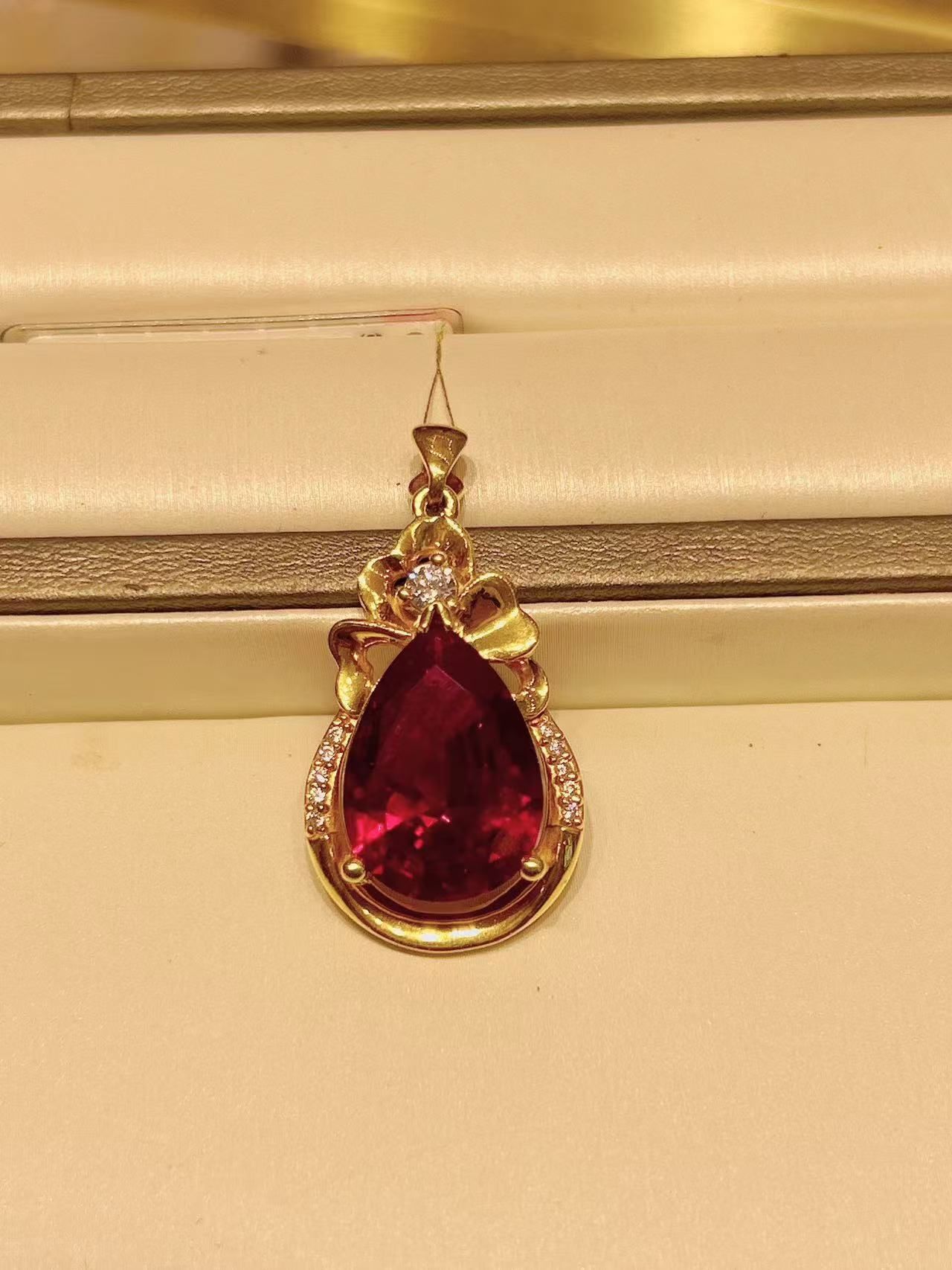 足金红宝石吊坠来了