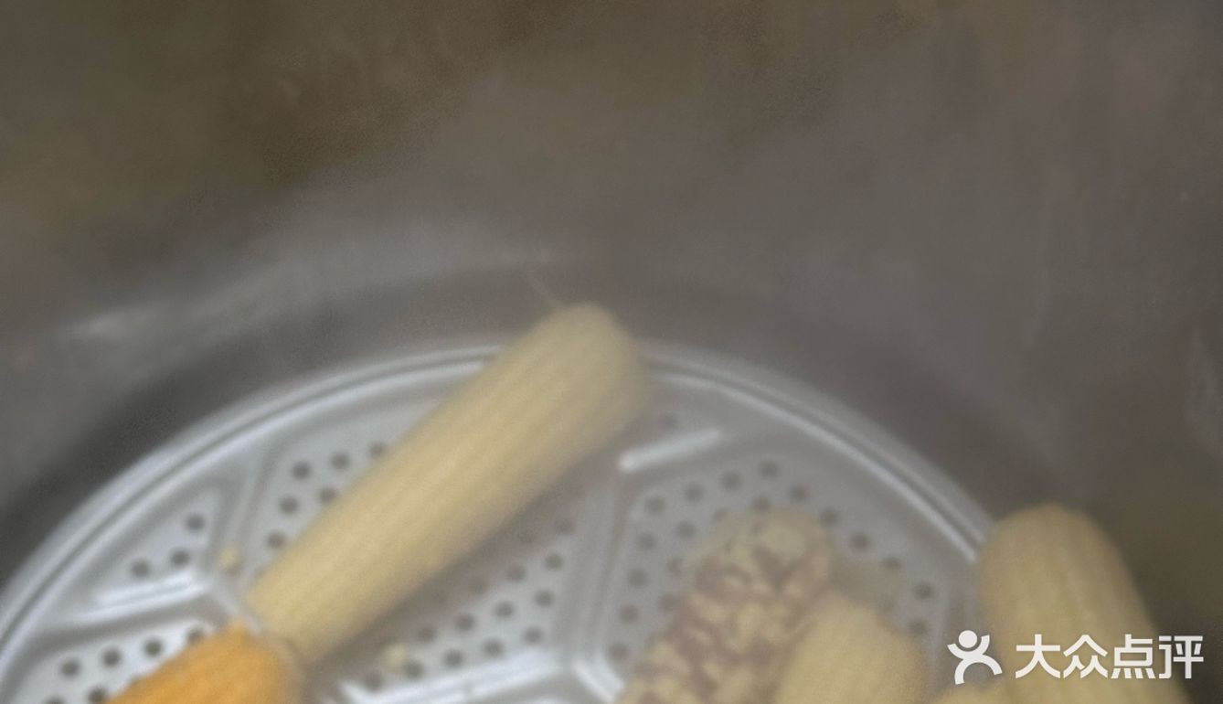 在东北早市吃热玉米!软糯香甜,立马不冷了!