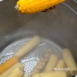 在东北早市吃热玉米!软糯香甜,立马不冷了!