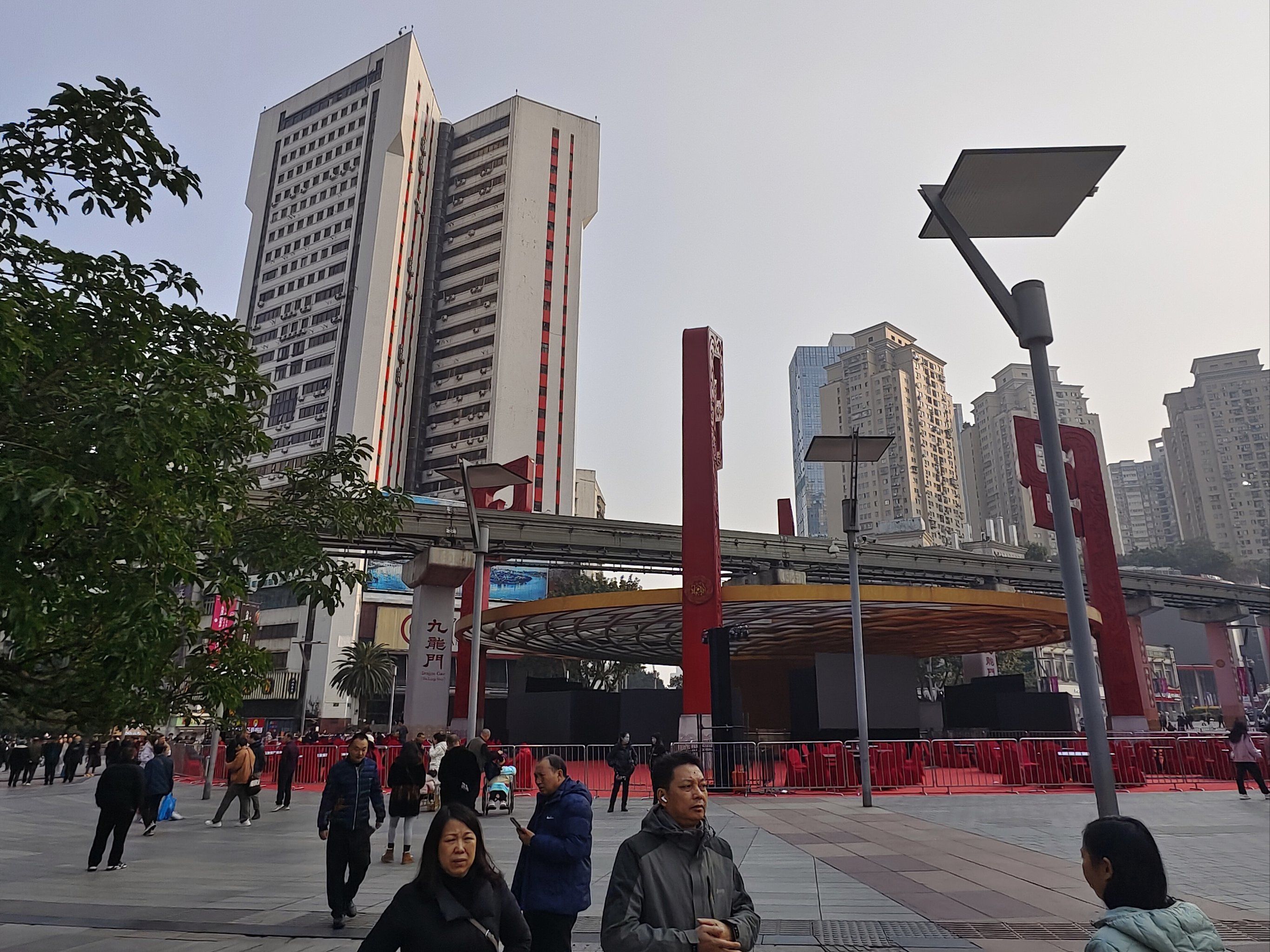 城里车流不停歇,九龙坡杨家坪别具一格
