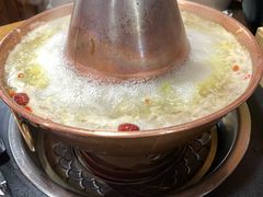 -果松木炭酸菜铜火锅·外婆参鸡汤