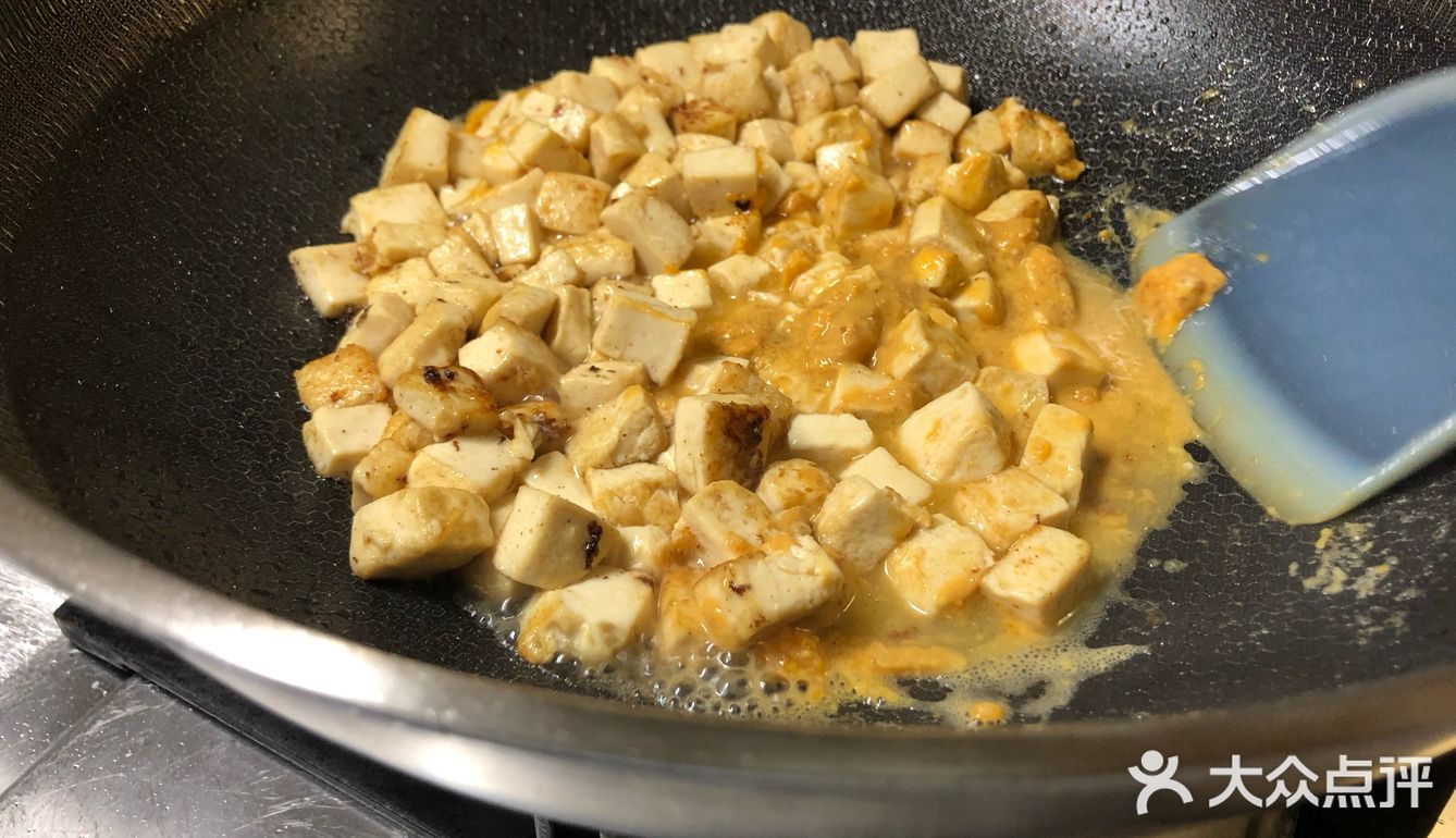 咸蛋黄豆腐，口感虽没蟹黄豆腐鲜美，但也形似。