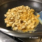 咸蛋黄豆腐，口感虽没蟹黄豆腐鲜美，但也形似。