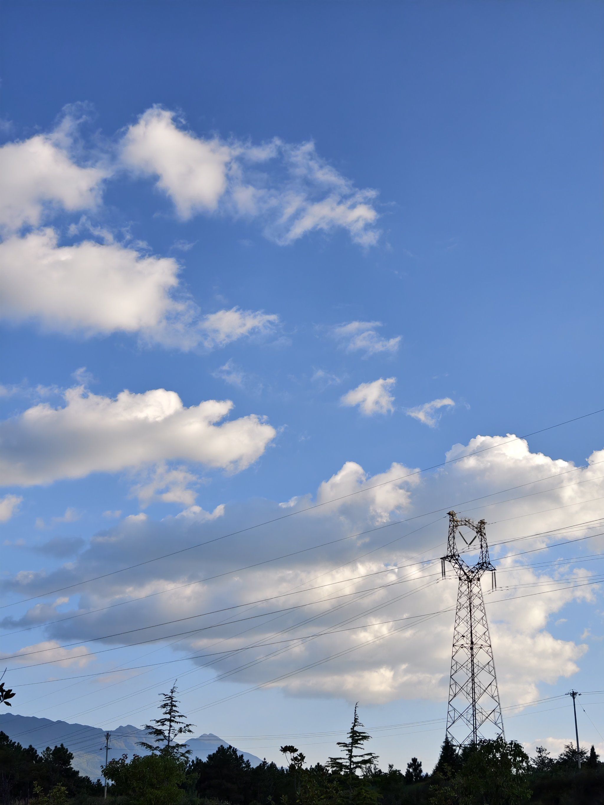 这些云朵在丽江的天空中自由自在