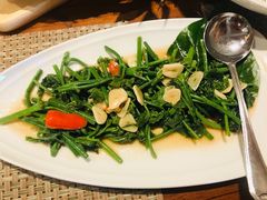 -Chom Cafe and Restaurant