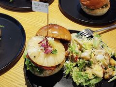 牛肉菠萝芝心汉堡-龙治汉堡(中华城店)