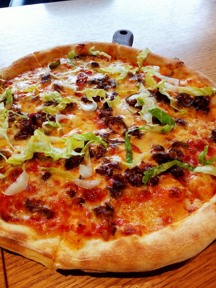 「墨西哥辣牛肉披萨」牛肉粒不太辣,披萨不够软,很扎实很填肚子,芝士