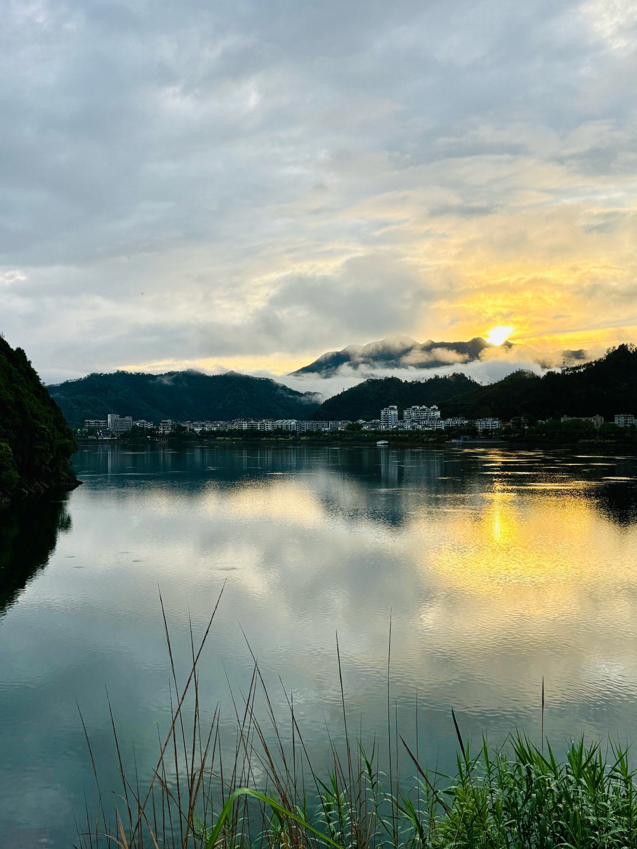 高州湖光山色图片