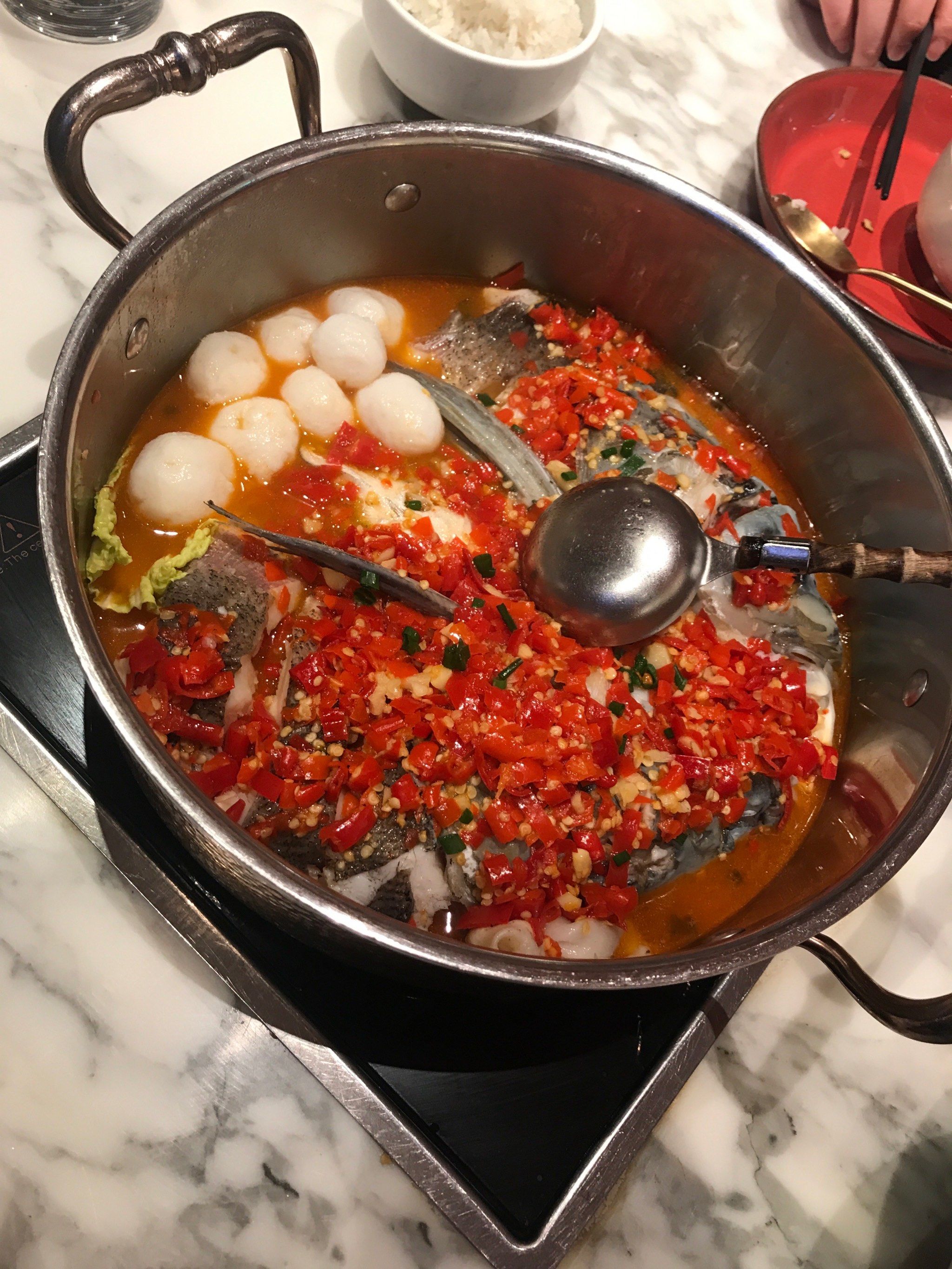 湘菜馆打卡 好吃😋
香鲜辣,来吃湘菜鱼头火锅,好大一个鱼头,现场