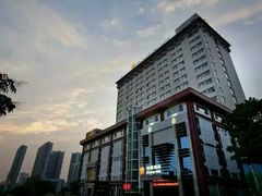 -武汉光谷广场杨家湾地铁站怡程酒店