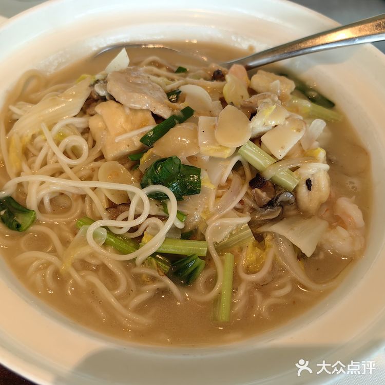 层次丰富。海鲜面量挺大的。就餐环境清静