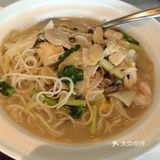 层次丰富。海鲜面量挺大的。就餐环境清静