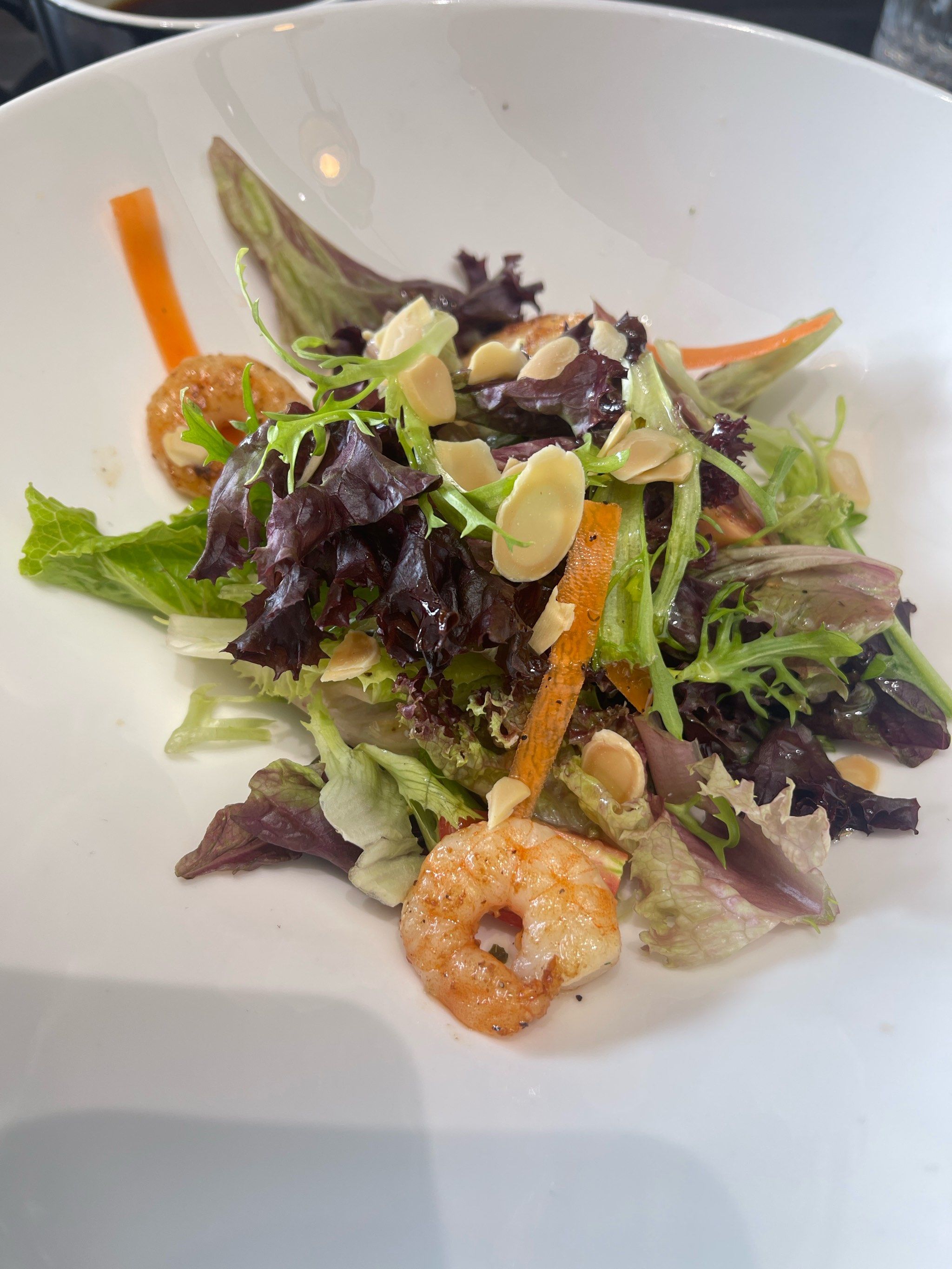 沙拉摆盘很不错,品质也还行,油醋汁放的少