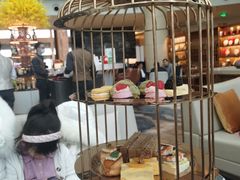 面包甜点陈列柜-Plush大堂酒廊(北京金融街威斯汀大酒店)