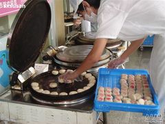 师傅正在做鲜肉月饼-长发西饼(临顿路店)
