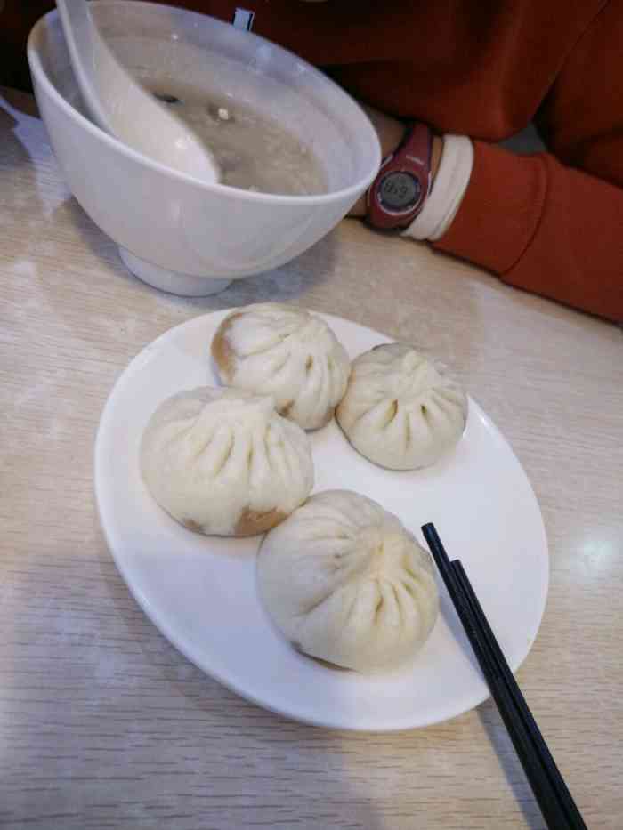 申记一品包子-"在大洋商厦的后身发现了这家店,里面很干净.