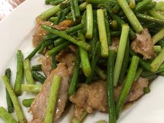 蒜芯炒肉片-顺发饭店