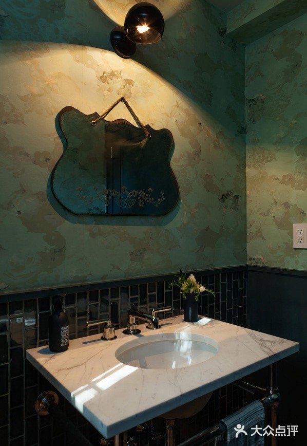 这座公寓在设计师的改造下，保留了原先的一些元素