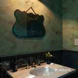 这座公寓在设计师的改造下，保留了原先的一些元素