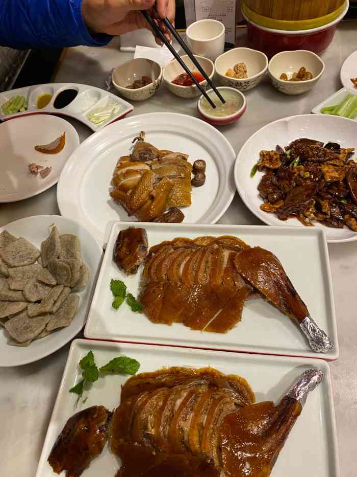 京味斋·北京牡丹烤鸭(月坛店)-"首先点菜的小伙就像没睡醒,点错一个