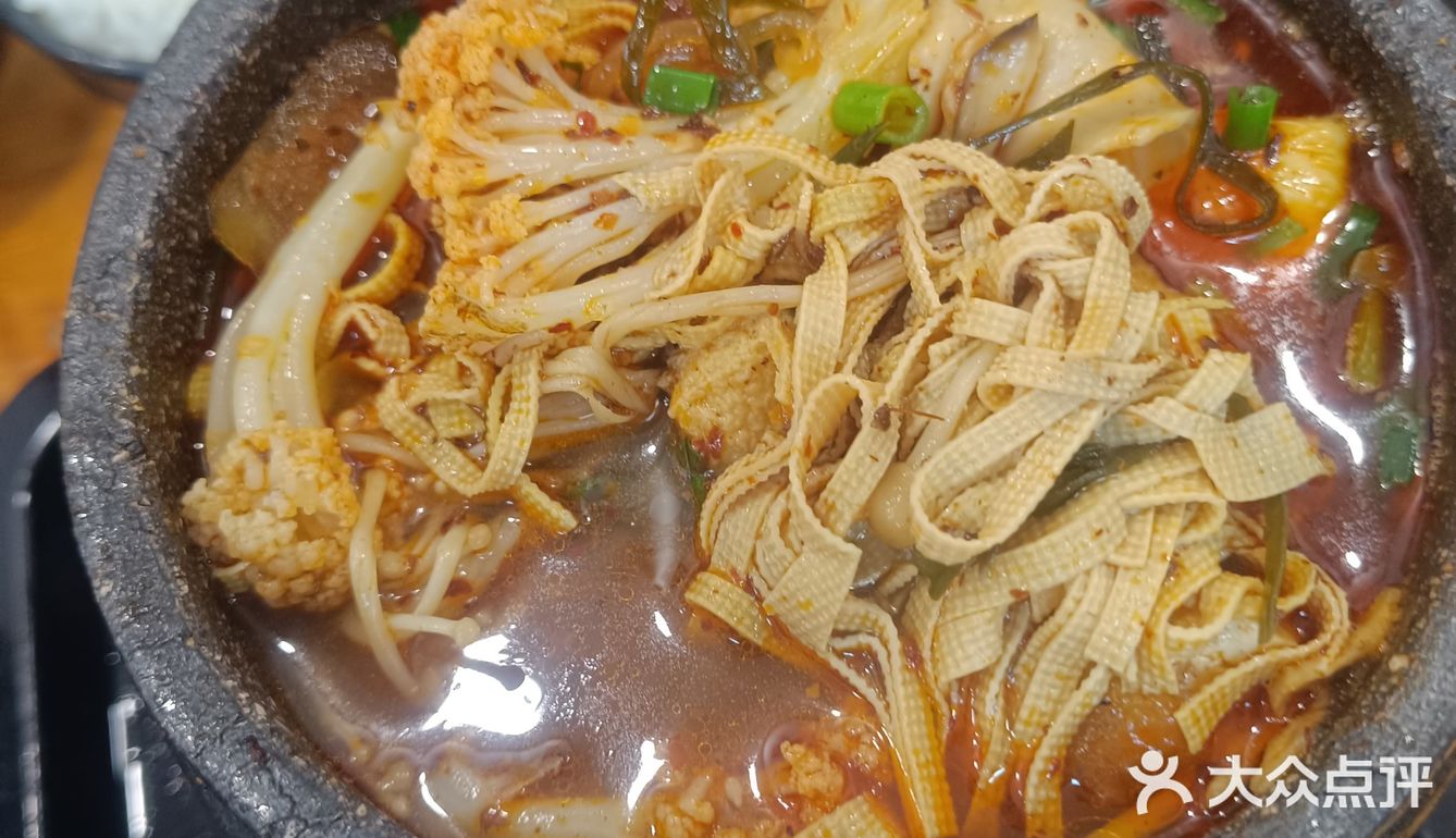 等了没五分钟就上餐了。他家的丸子砂锅不错