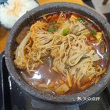 等了没五分钟就上餐了。他家的丸子砂锅不错