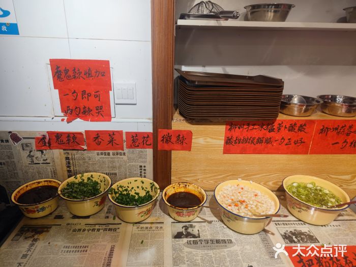柳州肥姨妈大骨螺蛳粉(古城北路店)餐具摆设图片