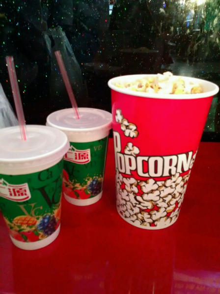 爆米花有点润,不是很好吃,饮料一个葡萄味,不咋好喝,一个冰糖雪梨还