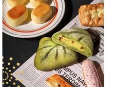 抹茶奶酥软欧包-瑞幸咖啡(长宁来福士B1层店)