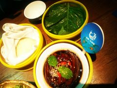 腌菜扣肉配苏叶手擀饼-雀舞云南菜(乐客城店)