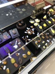 -灵彩珠宝(朗香街店)